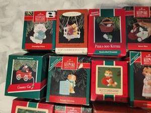 lot 267 image: Vintage Hallmark CUTE KITTEN Christmas Ornaments NOS
