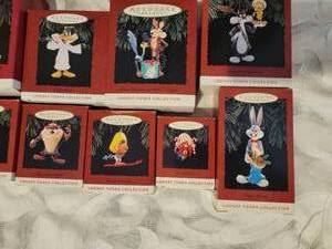 lot 269 image: Vintage Hallmark LOONEY TOONS Christmas Ornaments NOS