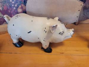 lot 410 image: Fun Pig Decor Statues