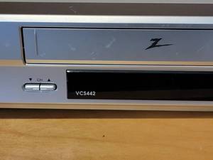 lot 402 image: Zenith Electronics 4-Head VCR Player VC442
