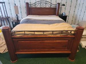 lot 22 image: Bob Timberlake Poster Queen Bed with Swirling Iron Accents