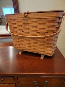 lot 182 image: Large Lidded Longaberger Knitting Basket 1989