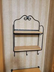 lot 181 image: Longaberger Wrought Iron Shelf with Key Chain Organizer