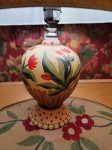 lot 414 image: French Vanilla Table Lamp with HP Bouquet of Flowers