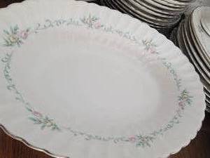 lot 45 image: Vintage Syracuse Chinaware Service  65 pieces