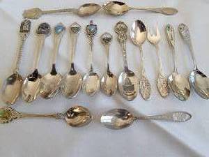 lot 62 image: Vintage Travel Souvenir Spoon Collection