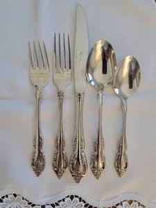 lot 46 image: Oneida Stainless Steel Flatware Service for 12