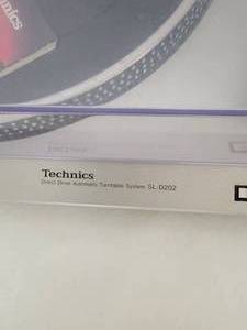 lot 30 image: Technics Turntable System SL-D202