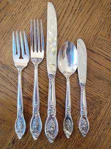 lot 1 image: Lunt Sterling Silver Flatware  Rose Elegance 1450g