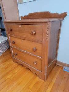 lot 85 image: Antique Oak Bedroom 3 Drawer Dresser