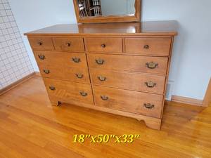 lot 21 image: Ethan Allen by Baumritter Traditional Eight Drawer Vanity Dresser