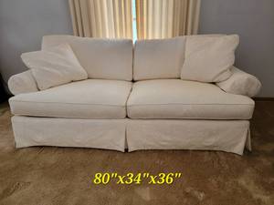 lot 53 image: Elegant Jacquard White Sofa by Vanguard