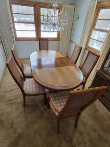 lot 25 image: Traditional American Dining Set