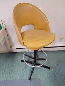 lot 122 image: Comfortable Upholstered Shop Stool