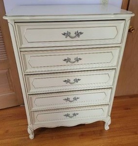 lot 12 image: Elegant White 5 Drawer Dresser