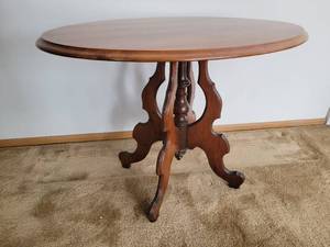 lot 38 image: Lovely Oval Accent Table