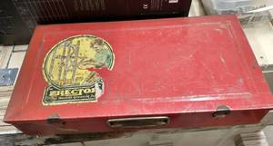 lot 21 image: vintage erector set