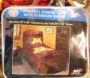 lot 28 image: New MN Gophers long Twin size comforter for the dorm