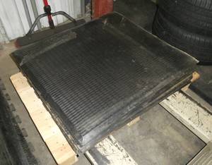 lot 52 image: 12 anti-fatigue floor mats 27x31