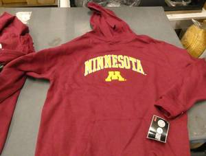 lot 84 image: MN Gophers hoody Boys Large 14-16  embroidered logo