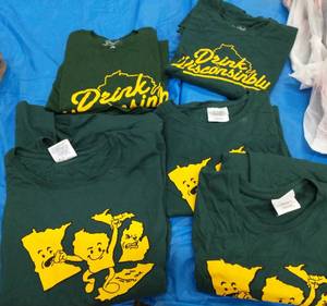 lot 224 image: 8 Wisconsin tshirts - WI kicks butt 3 Lg, 1 XL, 1 2XL - Drink Wisconsinbly 1 Med, 1 Lg, one 2XL