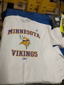 lot 225 image: Minnesota Vikings tshirt Mens XL