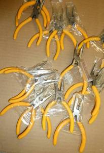 lot 146 image: 13 small needle nose pliers