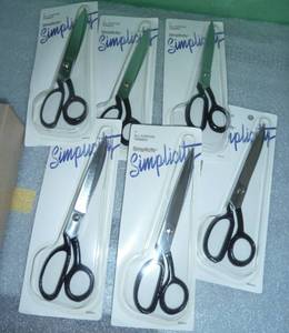 lot 141 image: 6 Simplicity sewing scissors new in package