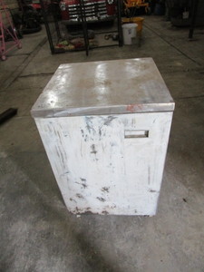 lot 33 image: Shop Cabinet on Wheels 17x17x26
