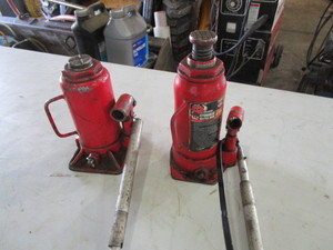 lot 74 image: (2) 12ton Bottle Jacks