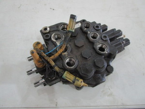 lot 160 image: New Holland 885 Valve Body