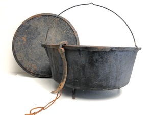 lot 18 image: Large Old Vintage 3-Legged Cast Iron Pot wLid
