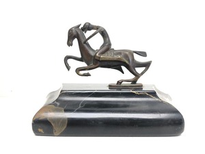 lot 19 image: Small Vintage Art Deco Hagenauer Bronze Race Horse Sculpture on Marble Base