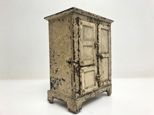 lot 40 image: Antique 1920s ALASKA Cast Iron Toy Ice Chest wIce Block