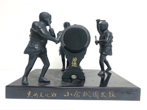 lot 54 image: Highly detailed Oriental Figural Group 
