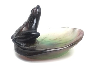 lot 75 image: Signed Vintage DAUM France Pate de Verre Glass Frog on Lilypad 
