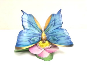 lot 76 image: Signed Vintage HEREND Hand Painted Porcelain Butterfly Figurine