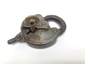 lot 136 image: Antique GREAT NORTHERN Railroad Lock & Key