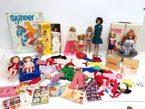 lot 95 image: Large Lot of Vintage 1960s Barbie SKIPPER Dolls & Many Outfits
