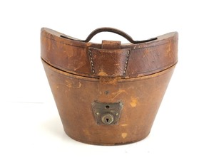 lot 106 image: Antique The Sport Beaver Top Hat wOriginal Leather Travel Case