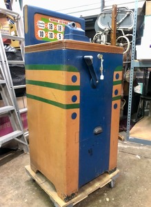 lot 1 image: Working 1930s era Mills JUMBO PARADE Floor Model Slot Machine