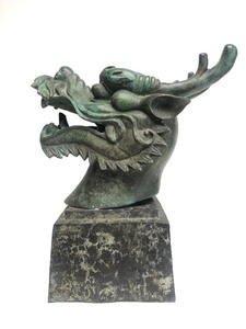 lot 246 image: LARGE Early Antique Chinese Bronze Dragon Head Sculpture
