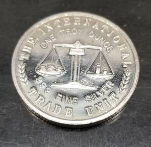 VINTAGE TRADE UNIT 1986 EAGLE ON FRONT 1 TROY OZ .999 FINE SILVER