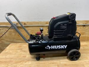 lot 52 image: HUSKY 8G 150 PSI Hotdog Air Compressor