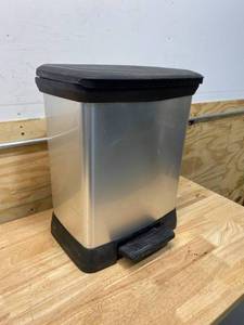 lot 104 image: CURVER Deco Bin (7.8 gal)