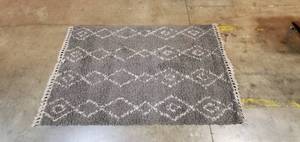 5 x 7 Maysel Gray And Cream Rug (Display model, needs cleaning)