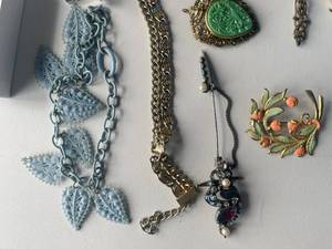 lot 472 image: Assorted Jewelry