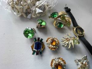 lot 475 image: Assorted Jewelry