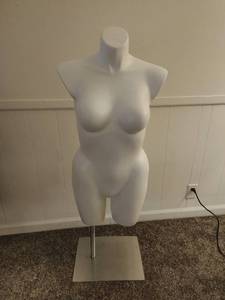 lot 100 image: Mannequin