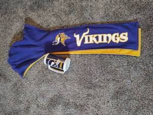 lot 122 image: Minnesota Vikings Mug & Hooded Scarf